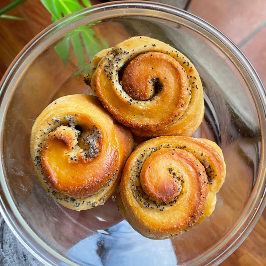 Rollos de naranja y amapola masa madre